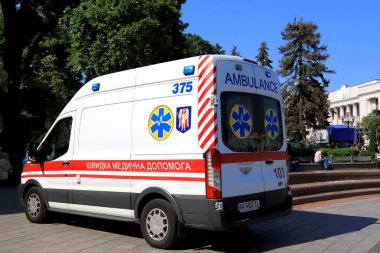 Ukrayna 'nın başkenti Kyiv' de görev yapan bir ambulans tedavi için yardım sağlıyor. Kiev, Ukrayna, 2021-06-15