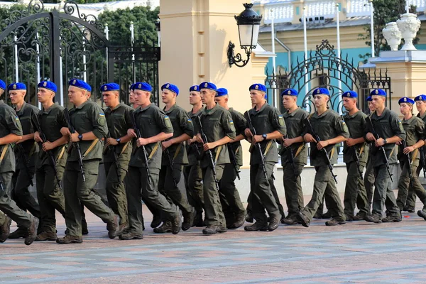 Στρατιώτες Του Ουκρανικού Στρατού Ορκίζονται Κοντά Στη Verkhovna Rada Ένοπλες — Φωτογραφία Αρχείου
