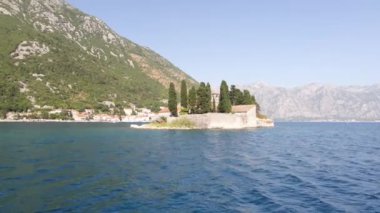 Karadağ 'ın Kotor Körfezi' ndeki Perast kasabası yakınlarındaki St. George adası. Karadağ 'da yeşil ormanlarla kaplı resim gibi yüksek dağlar. Turizm, spor, eğlence, yürüyüş yeri