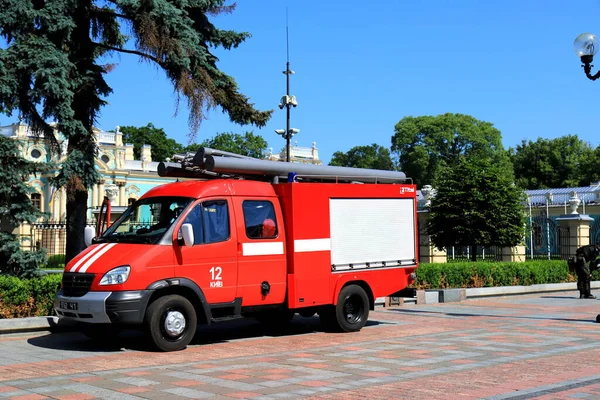 Vörös Tűzoltó Autó Áll Kijev Utcában Tűzoltók Mentők Érkeztek Vészhelyzetben — Stock Fotó