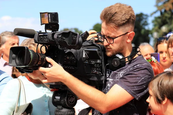 Operator Profesjonalną Kamerą Telewizyjną Nagrywa Wideo Wiecu Proteście Wydarzeniu Dziennikarz — Zdjęcie stockowe