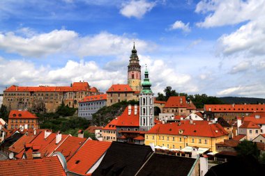 Çek Cumhuriyeti, Krumlov. Tarihsel Çek kasabası, gotik mimari. Cesky Krumlov Panoraması, kırmızı çatıları olan eski binalar. Bu harika şehir Vltava Nehri 'ndeki UNESCO sitesi..