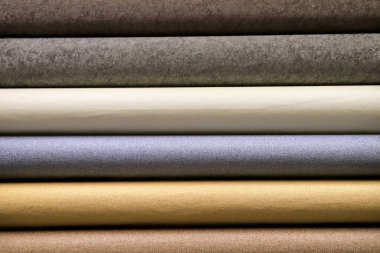 Arkaplan olarak renkli duvar kağıtları, duvar kağıtlarını kapat, odanın yenilenmesi için dekoratif malzemeler, dükkanın içi.