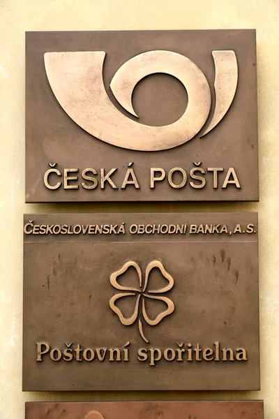 Een Bord Metalen Plaat Opschrift Tsjechisch Tsjechische Post Tsjechoslowaakse Handelsbank — Stockfoto