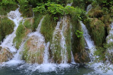 İlkbahar veya yaz aylarında Hırvatistan 'ın Plitvice Gölleri' ndeki büyük taşlar arasında çağlayan şelale. Hırvatistan 'ın en güzel şelaleleri, dağları ve doğası..