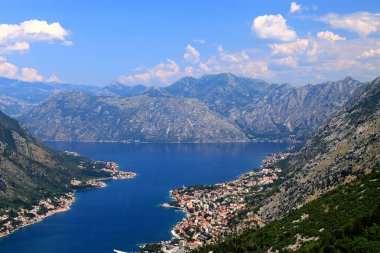 Karadağ 'daki yüksek dağlar. Güzel Kotor Bay ve eski şehir Kotor yazın. Karadağ 'dan üst düzey görüş boka kotorska