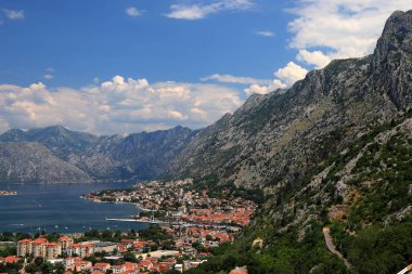 Karadağ 'daki yüksek dağlar. Güzel Kotor Bay ve eski şehir Kotor yazın. Karadağ 'dan üst düzey görüş boka kotorska