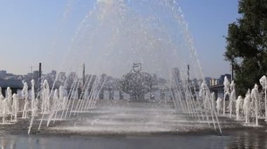 Yaz parkında güzel bir dans çeşmesi. İnsanlar yaz sokak doğasında yürürler ve dinlenirler. Dnipro şehri, Ukrayna
