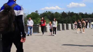 Yürüyen insanlar ve çocuklar, sokakta bisiklet sürerler. Yaz, Bahar Tatili ve Spor Dnipro, Ukrayna 2021-05-15