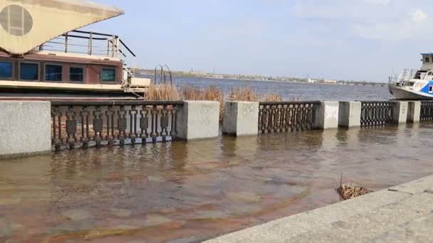 城市水淹 水位高 船沿着码头附近的堤岸溢出水 乌克兰第聂伯鲁市 — 图库视频影像