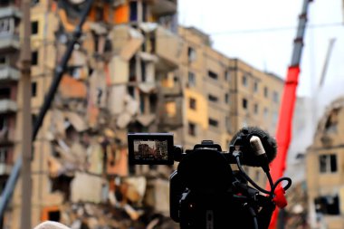 Kameraman, Rus füze saldırısından sonra Ukrayna 'da yıkılan bir evi filme alıyor. Haber ajansı patlama mahallinden canlı yayın yapıyor. Şehir Dnipro 'su. Rusya Ukrayna 'ya karşı savaş