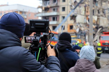 Kameraman, Rus füze saldırısından sonra Ukrayna 'da yıkılan bir evi filme alıyor. Haber ajansı patlama mahallinden canlı yayın yapıyor. Şehir Dnipro 'su. Rusya Ukrayna 'ya karşı savaş