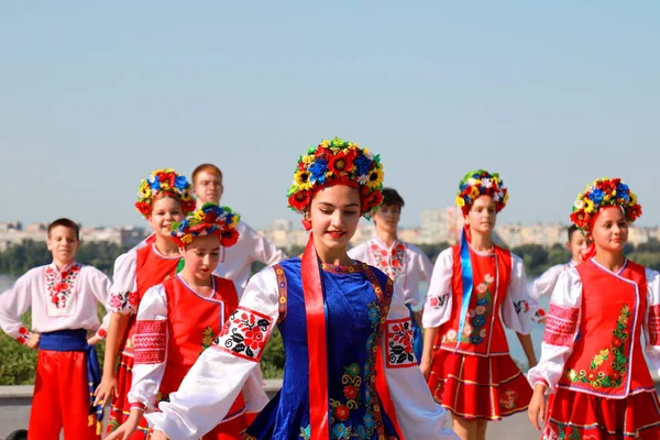Oekraïense Jonge Meisjes Dansen Nationale Dans Folk Kostuums Vyshyvanka Geborduurde — Stockfoto