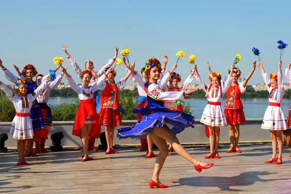 Українські Молоді Дівчата Танцюють Національні Танці Народних Костюмах Вишитих Сорочках Ліцензійні Стокові Фото