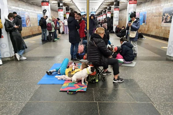Folk Gömmer Sig Kiev Tunnelbana Bombningen Staden Med Ryska Raketer Stockfoto