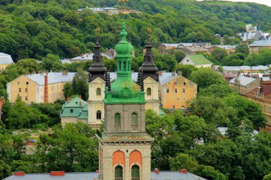 Dominik Katedrali 'nin güzel manzarası, Assumption Church, Lviv, Ukrayna' nın tarihi merkezi. Ukrayna şehri Lvov