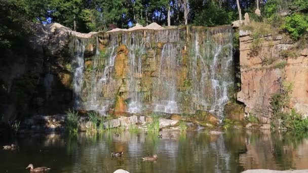 Malowniczy Wodospad Płynie Wśród Dużych Kamieni Parku Krajobrazowym Sofiyivka Uman — Wideo stockowe