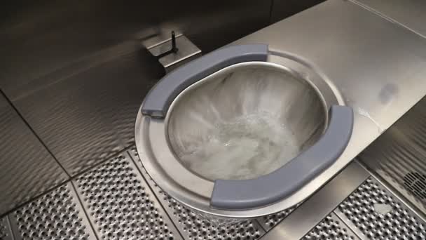 Urinal Metal Sanitário Vaso Sanitário Banheiro Público Com Descarga Eletrônica — Vídeo de Stock