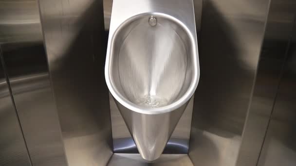 Air Seni Logam Bersih Mangkuk Toilet Kamar Mandi Umum Dengan — Stok Video