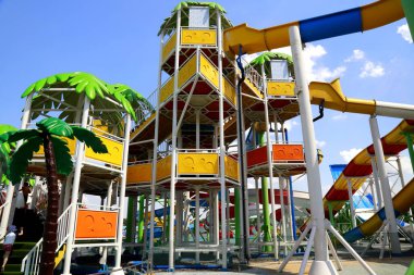 Su parkında su kaydırağı var. Yazın çocuklar ve yetişkinler için aktif eğlence, tatilde, yüzmede, sporda, büyük havuzda. Dnipro, Ukrayna