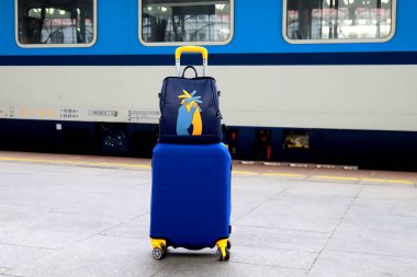 Çek Cumhuriyeti, Prag tren istasyonunda Ukrayna bayrağı renginde valiz ve çanta. Ukraynalılar, mülteciler, göçmenler. Seyahat, tatil, hafta sonları, mülteci, göçmen