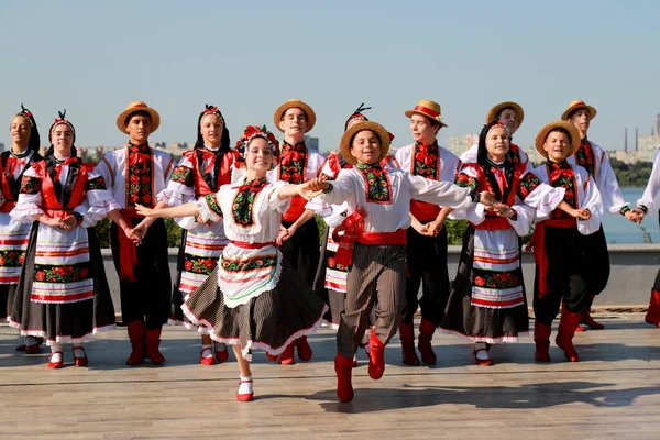 Молоді Дівчата Хлопчики Танцюють Національний Український Танець Народних Костюмах Вишиванці — стокове фото