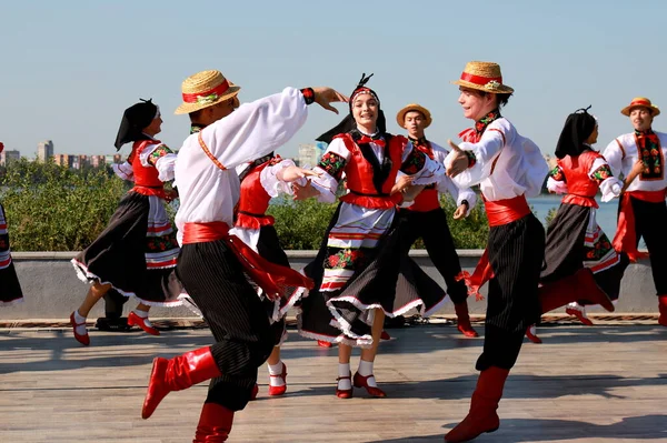 Jonge Meisjes Jongens Dansen Nationale Oekraïense Dans Folk Kostuums Vyshyvanka — Stockfoto