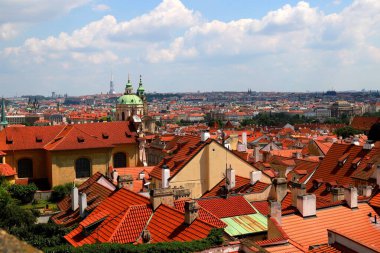 Prag, Çek Cumhuriyeti. Mala Strana, Prag 'ın Küçük Kasabası. Şehir merkezinin en üst manzarası, panorama. Kırmızı kiremitli çatıları, kilisesi, kulesi, kalesi olan antik ortaçağ binaları.