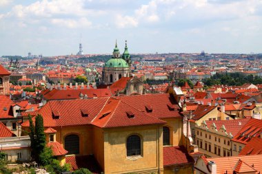 Prag, Çek Cumhuriyeti. Mala Strana, Prag 'ın Küçük Kasabası. Şehir merkezinin en üst manzarası, panorama. Kırmızı kiremitli çatıları, kilisesi, kulesi, kalesi olan antik ortaçağ binaları.