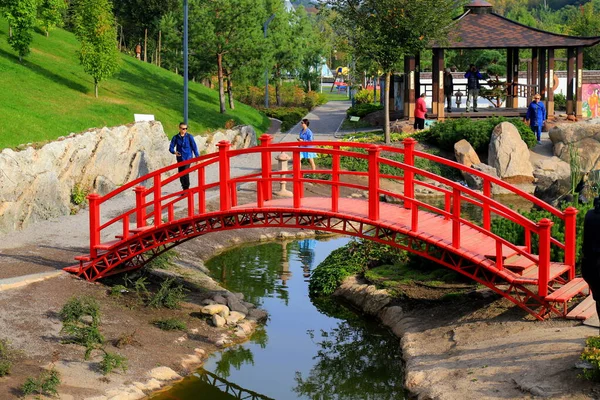 游客在公园走日本红桥过河 古老的木桥反映在水中 乌克兰 2021 — 图库照片