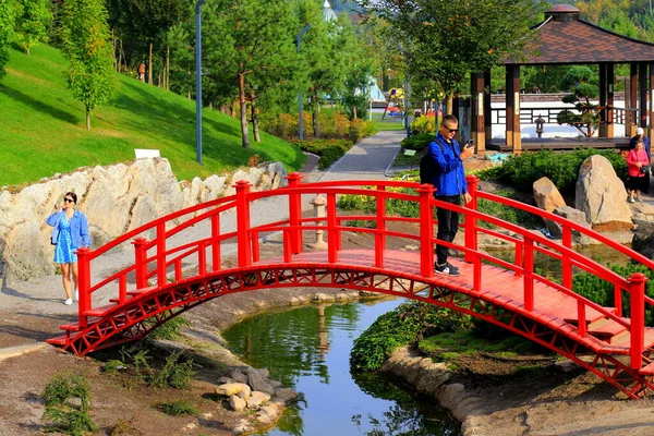 Turisté Procházejí Japonský Červený Most Přes Řeku Parku Starý Starý — Stock fotografie
