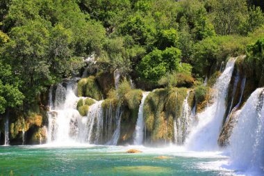 Hırvatistan 'ın Krka Peyzaj Parkı' nda bahar veya yaz aylarında çağlayan şelale. Hırvatistan 'ın en güzel şelaleleri, dağları ve doğası..