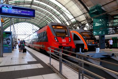 Kızıl tren vagonu. Dresden tren istasyonunda modern bir yüksek hızlı tren duruyor, Almanya, 2023-06-25