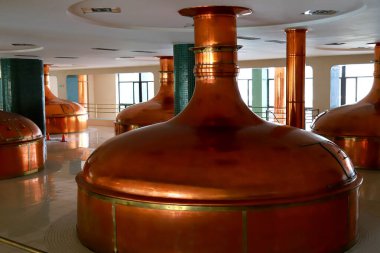 Bira fabrikasında kaliteli bakır çaydanlık. Bira fabrikasında geleneksel bakır damıtma tankları, bira için çaydanlık, Pilsen, Çek Cumhuriyeti