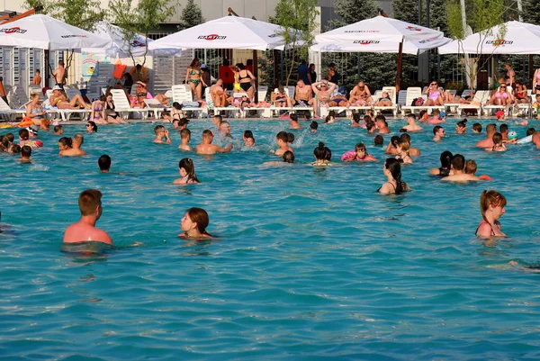 Летом Люди Купаются Бассейне Каникулах Мужчины Женщины Дети Плавают Бассейне — стоковое фото