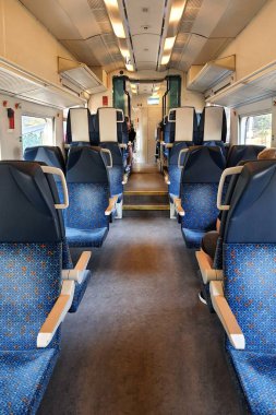 Trendeki mavi koltuklu yolcu vagonu. Yolcu taşımacılığı, ulaşım, seyahat, turizm