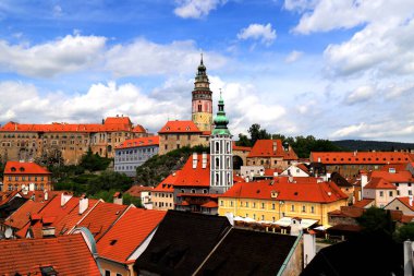 Çek Cumhuriyeti, Cesky Krumlov kasabası. Eski kule, kiremit çatılı tarihi evler, gotik binalar, mimari. Cesky Krumlov 'un Panoraması. Güzel ve renkli bir şehir.