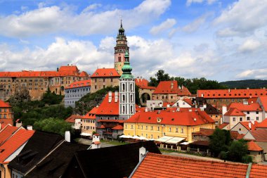 Çek Cumhuriyeti, Cesky Krumlov kasabası. Eski kule, kiremit çatılı tarihi evler, gotik binalar, mimari. Cesky Krumlov 'un Panoraması. Güzel ve renkli bir şehir.