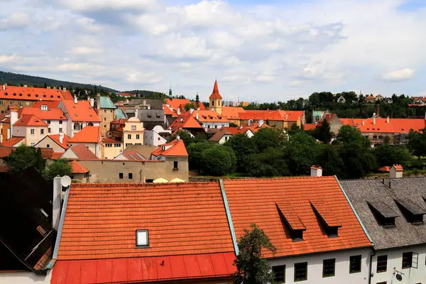 Çek Cumhuriyeti, Cesky Krumlov kasabası. Eski kule, kiremit çatılı tarihi evler, gotik binalar, mimari. Cesky Krumlov 'un Panoraması. Güzel ve renkli bir şehir.