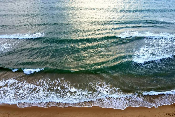 Prachtige Zeegolven Aan Zee Bij Dageraad Zeewater Schuim Zonsopgang Zonsondergang — Stockfoto