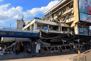 Ukrayna 'da Rusya savaşı. Rus füzeleri tarafından bombalandıktan sonra Dnipro 'daki otobüs durağı. Ukrayna şehirlerinin bombalanması, evlerin ve altyapının tahrip edilmesi. Ukrayna, Dnipro, 2023-08-24