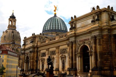 Dresden Almanya 'da Albertinum Güzel Sanatlar Müzesi. Neo Rönesans tarzında antik görkemli bina Saksonya