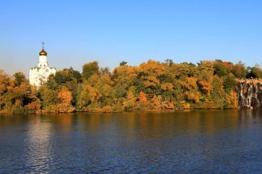 Güzel sonbahar manzarası, nehirde gün batımı, Hıristiyan Kilisesi. Ukrayna, Dnipro, Ekim ve Kasım aylarının takvimi. Boşluğu kopyala