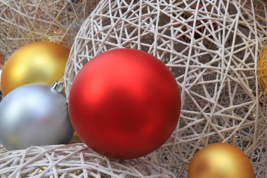 Kırmızı, beyaz, sarı Noel topları yılbaşı ağacında, arka planda. Yılbaşı, Noel, kış tatili için tasarım ve dekorasyon