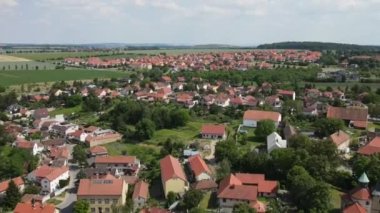 Geleneksel köy ve kırmızı çatıları olan bohem kırsal bölgede uçmak, Çek Cumhuriyeti. Hava görünümü