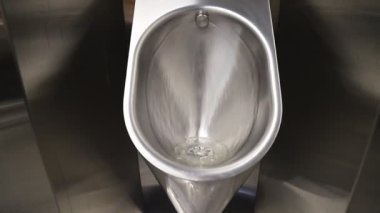 Hijyenik metal pisuar, umumi tuvalette klozet, hijyenik otomatik su tasarruflu elektronik sifon. İdrar sensörlü idrar. Tümevarımsal sifon tuvaleti. WC, modern tesisat.