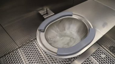 Hijyenik metal pisuar, umumi tuvalette klozet, hijyenik otomatik su tasarruflu elektronik sifon. İdrar sensörlü idrar. Tümevarımsal sifon tuvaleti. WC, modern tesisat.