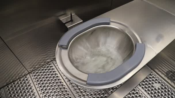 Sanitární Kovový Pisoár Záchodová Mísa Veřejné Koupelně Hygienickým Automatickým Automatickým — Stock video
