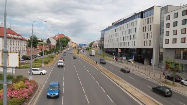 Çok Şeritli Yolda Giden Arabalar Kamyonlar Çek Cumhuriyeti Nin Pilsen — Stok video