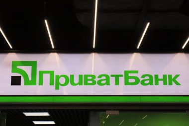 Privat Bankası imzalı PrivatBank. ünlü büyük Ukrayna Bankası, Privat Bank, Dnipro City, Ukrayna 'da krediler ve mevduatlar, 08 03 2022
